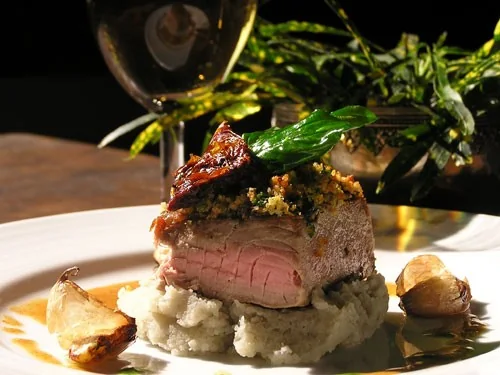 Un plat de bœuf servi avec ses accompagnements.