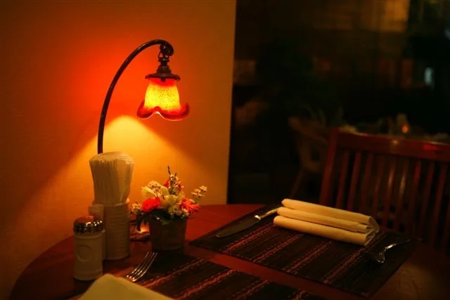 Une table préparée dans une lumière ambrée.